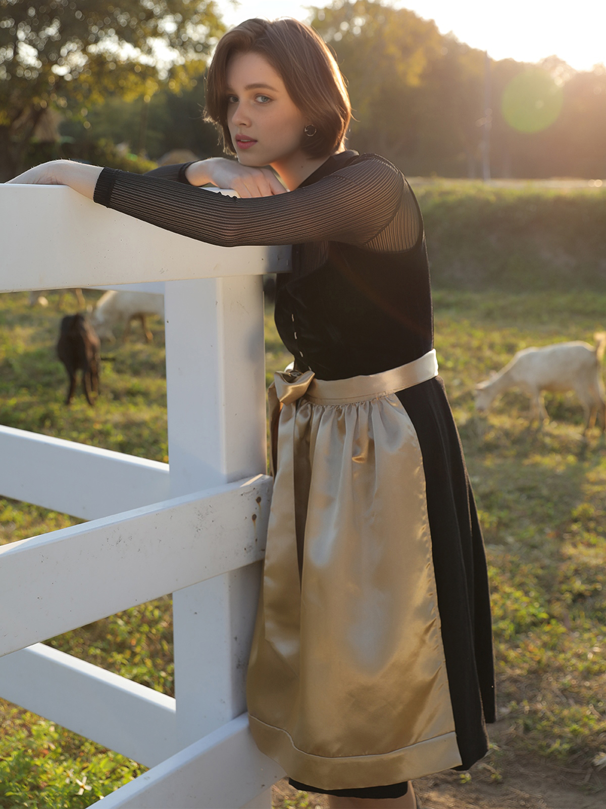 Rot-grünes Dirndl mit floralen Details