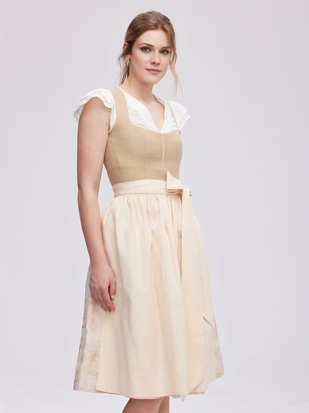 Modernes Dirndl in schwarz-grün