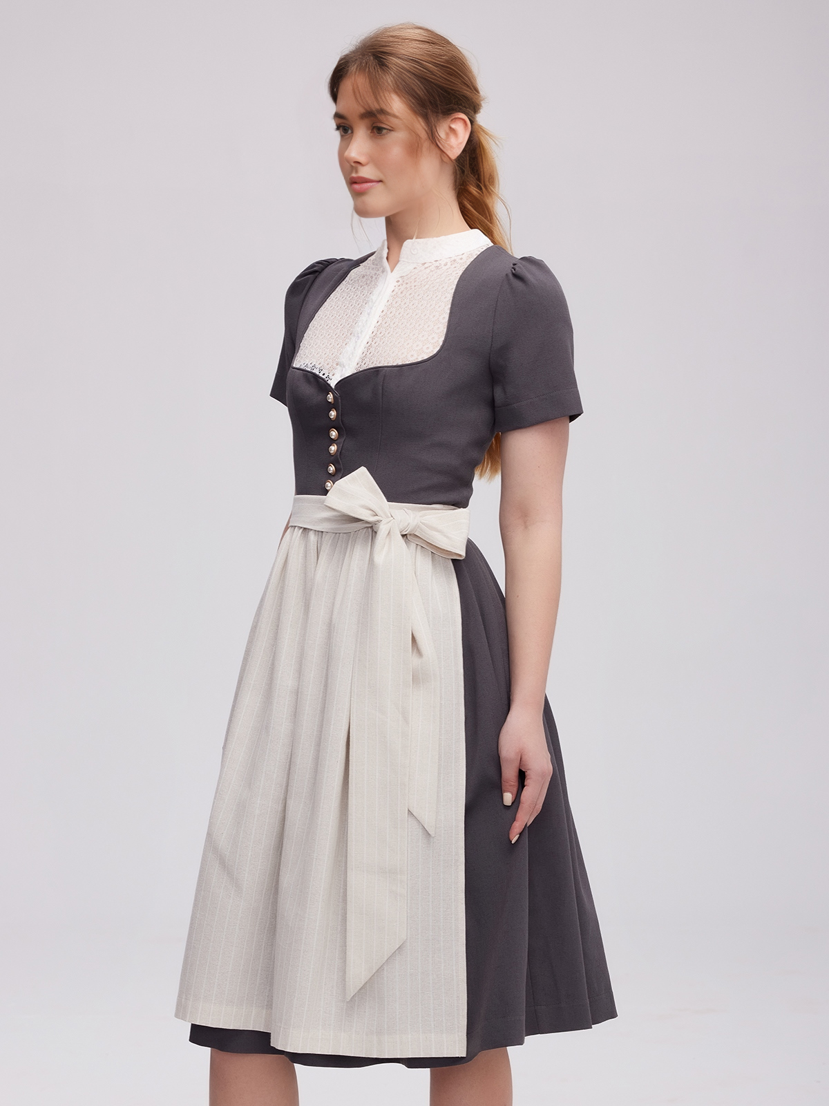 Modernes graues Dirndl mit raffiniertem Ausschnitt