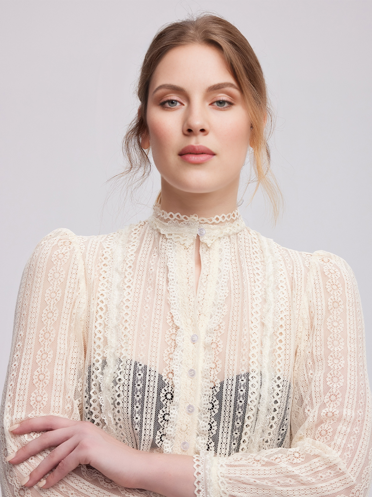 Modernes blaues Dirndl mit eleganter Bluse