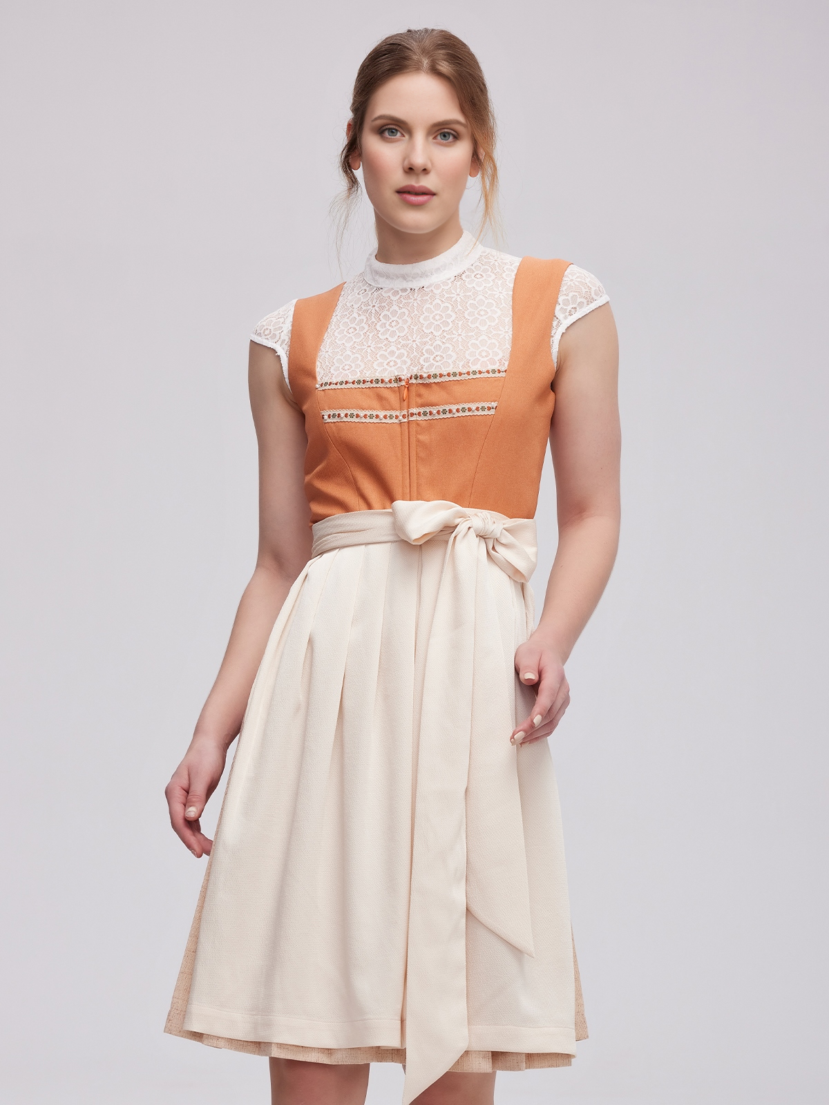 Modernes braunes Dirndl mit schmaler Taille und leichtem Stoff