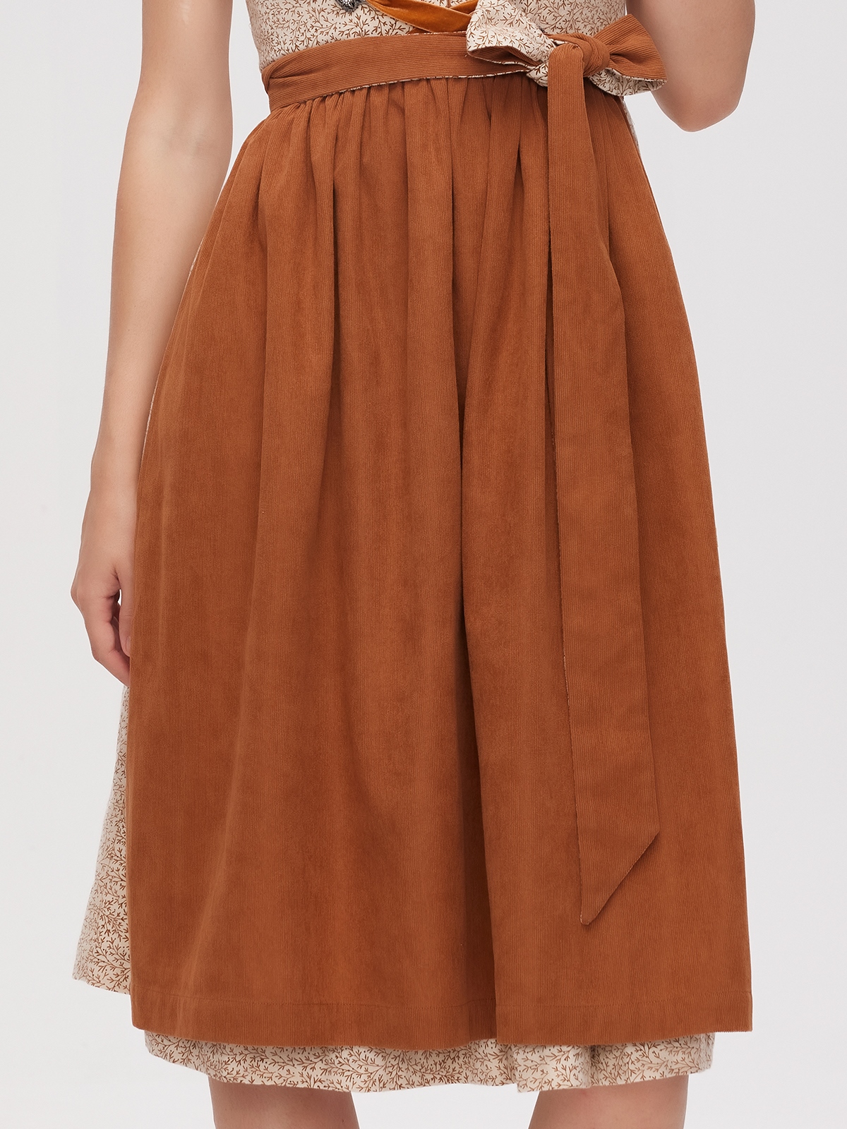 Dirndl in Braun – ein Beispiel für natürliche Eleganz