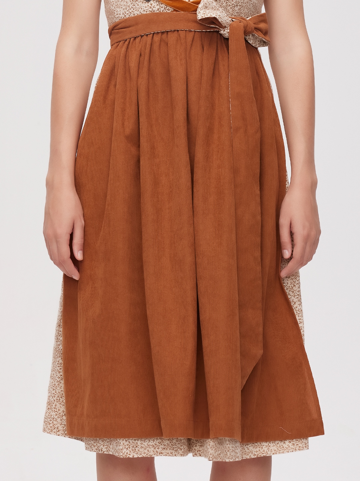 Graues Dirndl in eleganter Ausführung