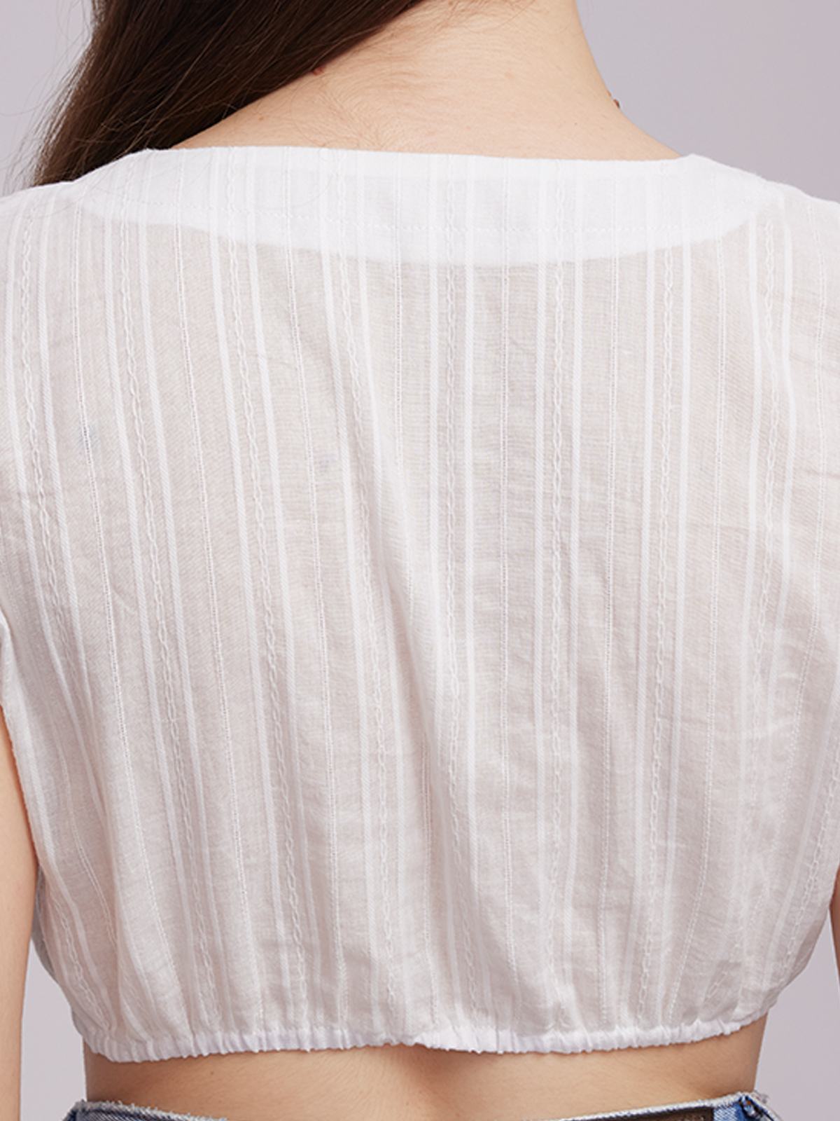 Ein olivgrünes Dirndl mit weißer Bluse – zeitlos und vielseitig