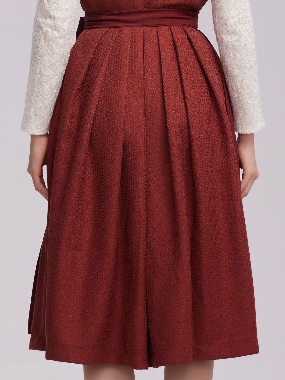 Weißer Body kurzarm Damen unter einem roten Dirndl